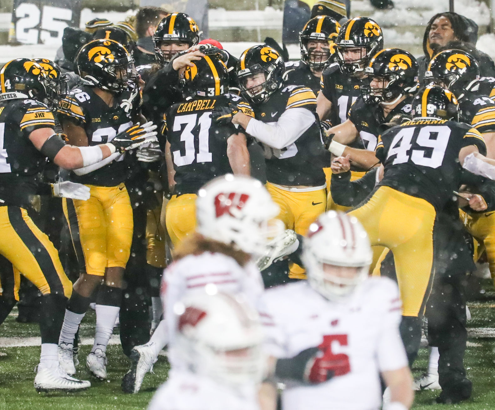 121220-qc-spt-iowa-wisc-fb-060